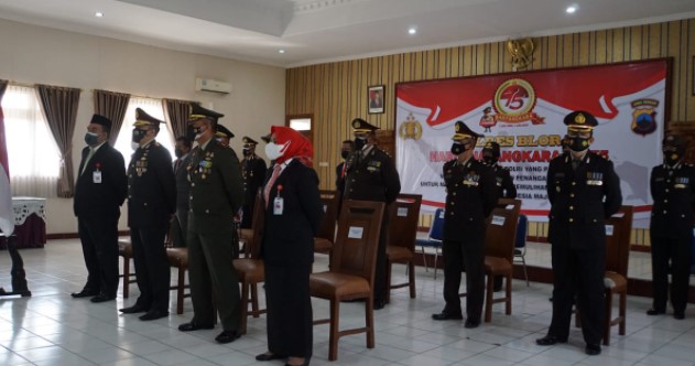 Bupati Blora, H. Arief Rohman, S.IP., M.Si., bersama Wakil Bupati Tri Yuli Setyowati, ST., MM., dan jajaran Forkopimda pada Kamis pagi (1/7/2021) di Aula Mapolres Blora mengikuti Upacara Puncak Peringatan Hari Bhayangkara ke 75 tingkat Nasional yang dipimpin langsung oleh Presiden Jokowi secara virtual dari Istana Negara.