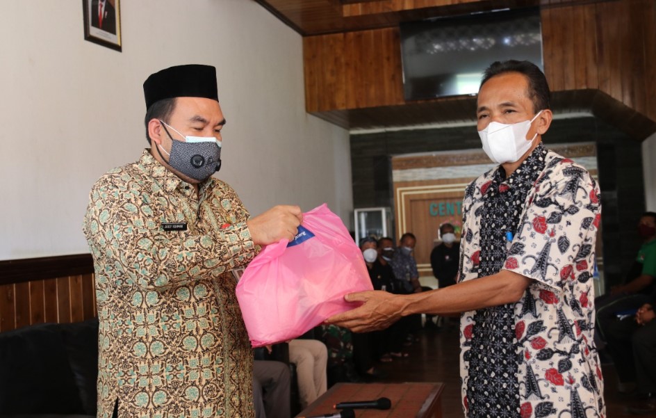 RATUSAN PKL Terima Ribuan PAKET SEMBAKO