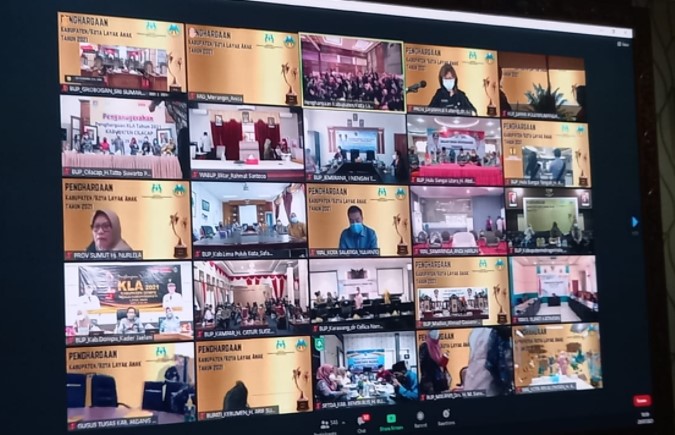 Setelah Tahun 2020, dimasa awal pandemi Covid-19 tidak menyelenggarakan penghargaan Kabupaten/Kota Layak Anak (KLA) , kini Kementeriaan Pemberdayaan Perempuan dan Perlindungan Anak RI pada Kamis (28/7/2021) kembali menyelenggarakan penghargaan KLA secara virtual. Wakil Bupati Tri Yuli Setyowati, ST, MM didampingi Ketua TP PKK Kabupaten Blora Hj. Ainia Shalichah, SH, M.Pd.AUD, M,Pd, BI serta Kepala Dinsos P3A dan jajaran OPD terkait mengikuti rangkaian acara ini di Ruang Rapat Bupati secara daring. Menteri PPPA RI, I Gusti Ayu Bintang Puspayoga dalam sambutan pengarahannya memberikan apresiasi atas semakin meningkatnya kepesertaan Kab/Kota dalam penghargaan Kota Layak Anak.