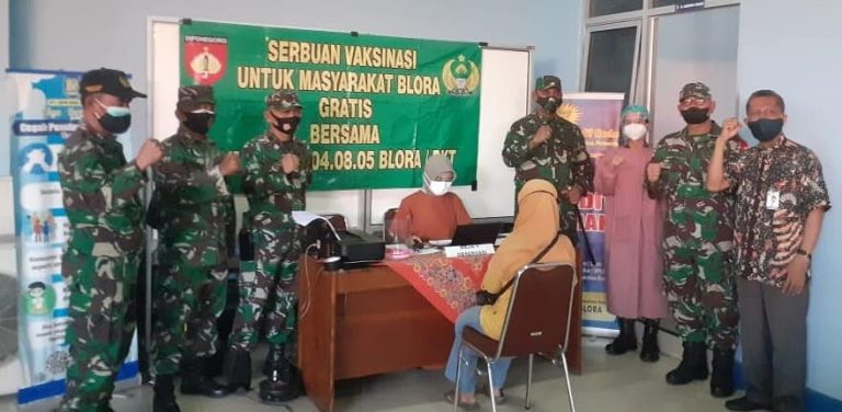 Dandim Tinjau Pelaksanaan Vaksinasi Covid Bagi Karyawan & Masyarakat Di Kantor BPR BKK Blora