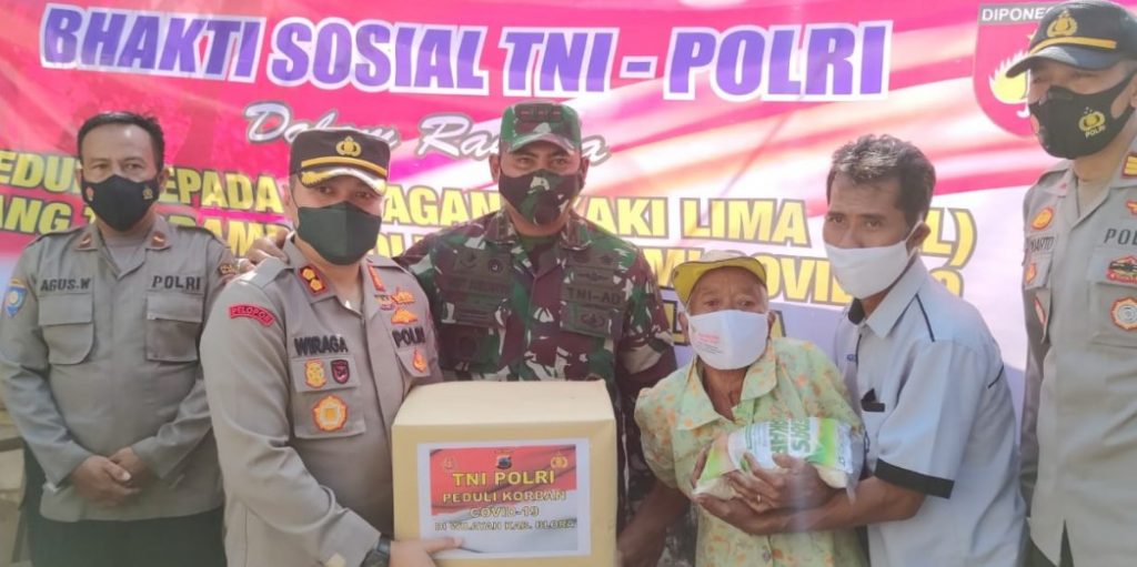 Kapolres Blora Polda Jawa Tengah AKBP Wiraga Dimas Tama, SIK bersama Dandim 0721/Blora Letkol Andy Soelistyo Kurniawan Putro, S. Sos, M.Tr.Han membagikan bantuan sosial kepada masyarakat terdampak Covid-19 di wilayah Kecamatan Cepu, Selasa (13/7/2021).