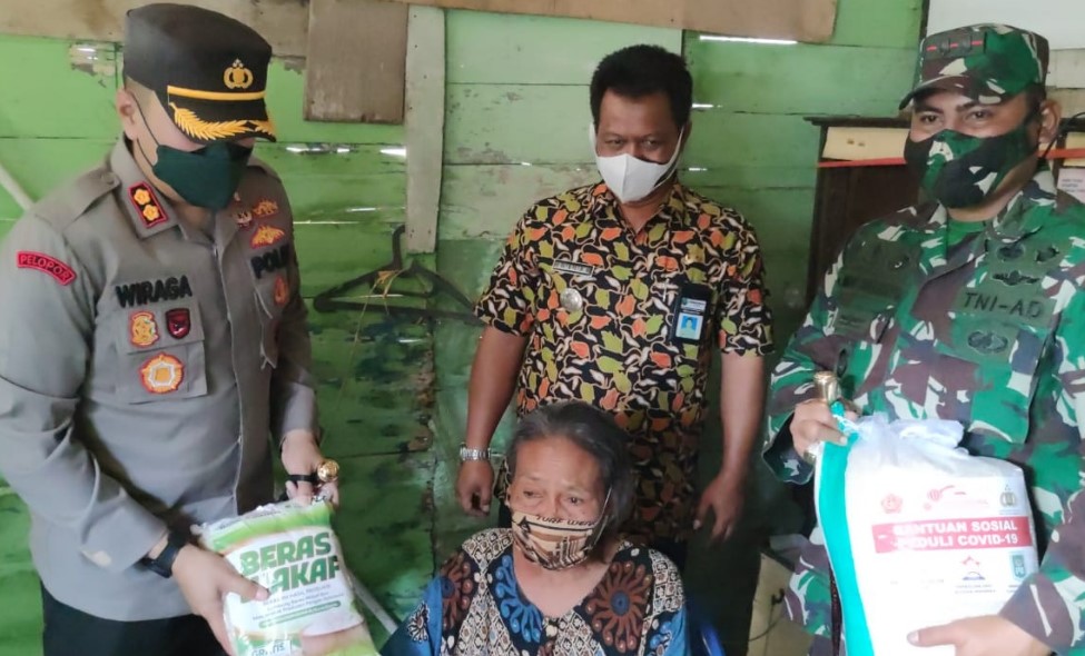 Kapolres Blora Polda Jawa Tengah AKBP Wiraga Dimas Tama, SIK bersama Dandim 0721/Blora Letkol Andy Soelistyo Kurniawan Putro, S. Sos, M.Tr.Han membagikan bantuan sosial kepada masyarakat terdampak Covid-19 di wilayah Kecamatan Cepu, Selasa (13/7/2021).
