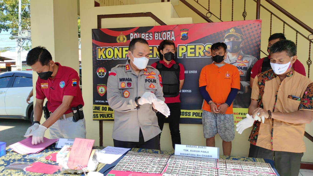 Tersangka KPB (25) warga Kecamatan Ngawen ditangkap anggota Satresnarkoba beserta BB ratusan butir obat keras jenis Trihexyphenidyl.