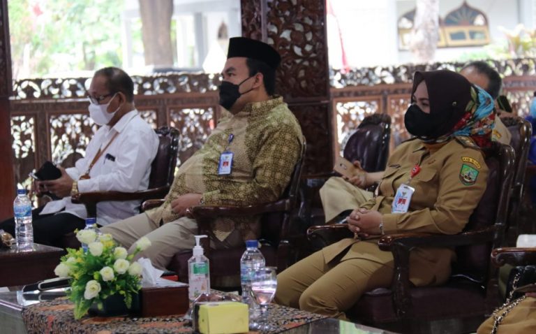 Bertempat di Pendopo Rumah Dinas Bupati, Bupati Blora H. Arief Rohman, S.IP., M.Si didampingi Wakil Bupati Blora Tri Yuli Setyowati, ST., MM, mengikuti acara peresmian peluncuran sistem Online Single Submission (OSS) berbasis risiko yang dipimpin langsung oleh Presiden RI dilaksanakan secara virtual dari Jakarta, Senin (9/8/2021).