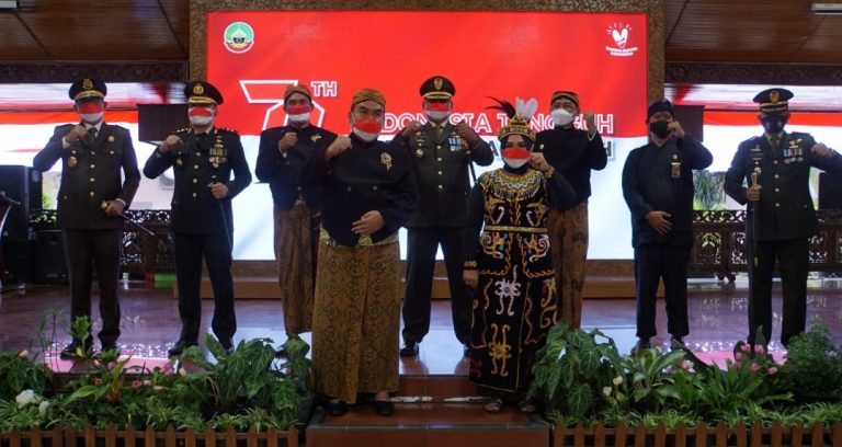 KENAKAN PAKAIAN ADAT DAERAH