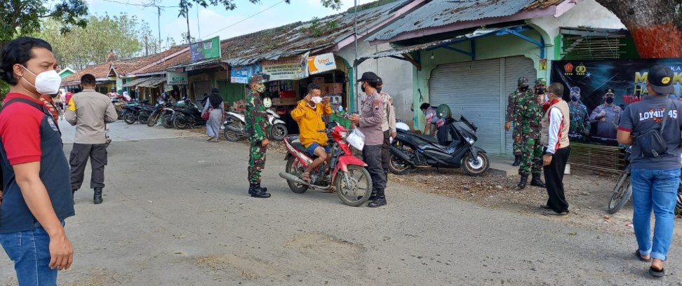 Satu pleton gabungan Polsek Ngawen dan Koramil yang dipimpin oleh Kapolsek Iptu Sugiman menyambangi pasar tradisional Kecamatan Ngawen.