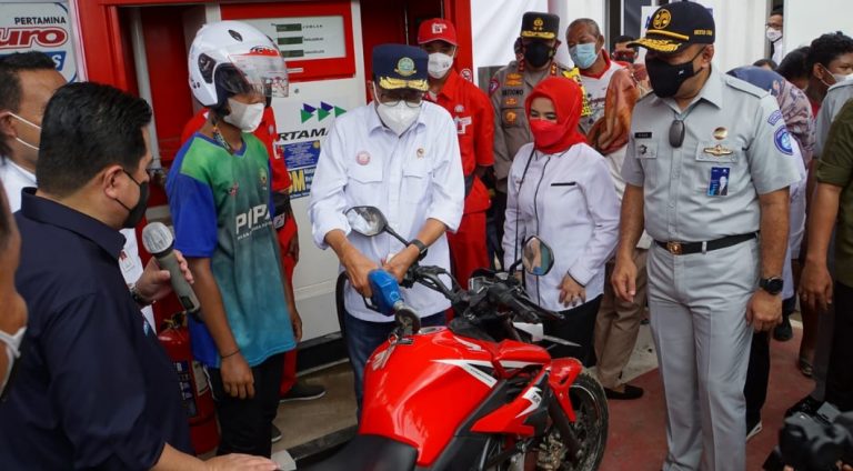 Menteri BUMN RI Erick Thohir dan Menteri Perhubungan Budi Karya Sumadi mengunjungi salah satu kios Pertashop di Kabupaten Blora, yakni Pertashop Desa Kapuan, Kecamatan Cepu, yang letaknya hanya beberapa ratus meter dari Bandara Ngloram, Minggu siang (22/8/2021).