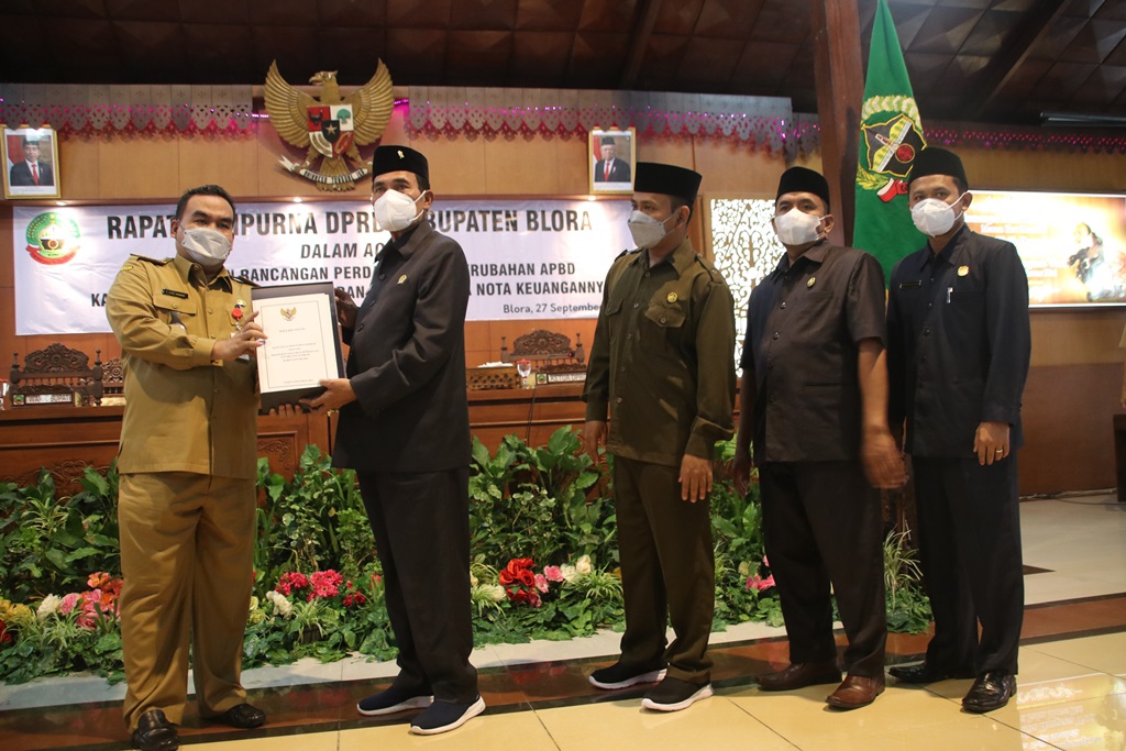 Bupati Arief Rohman mengikuti Rapat Paripurna DPRD, di Ruang Sidang Paripurna DPRD Kabupaten Blora. Hadir pada kesempatan tersebut Forkopimda, Sekda, Asisten I, II, III Sekda Blora, dan Kepala OPD terkait, pada Senin (27/9/2021).