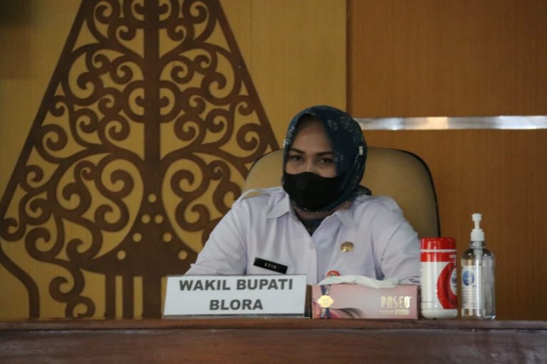 Wakil Bupati Blora Tri Yuli Setyowati pada Rabu siang (29/9/2021), saat menghadiri acara penutupan pelatihan Operator Keselamatan dan Kesehatan Kerja (K3) Migas dan Juru Ikat Beban Program Bantuan Masyarakat dari Kementerian Energi dan Sumber Daya Mineral, di Lt 3 Gedung PPSDM Migas Cepu.