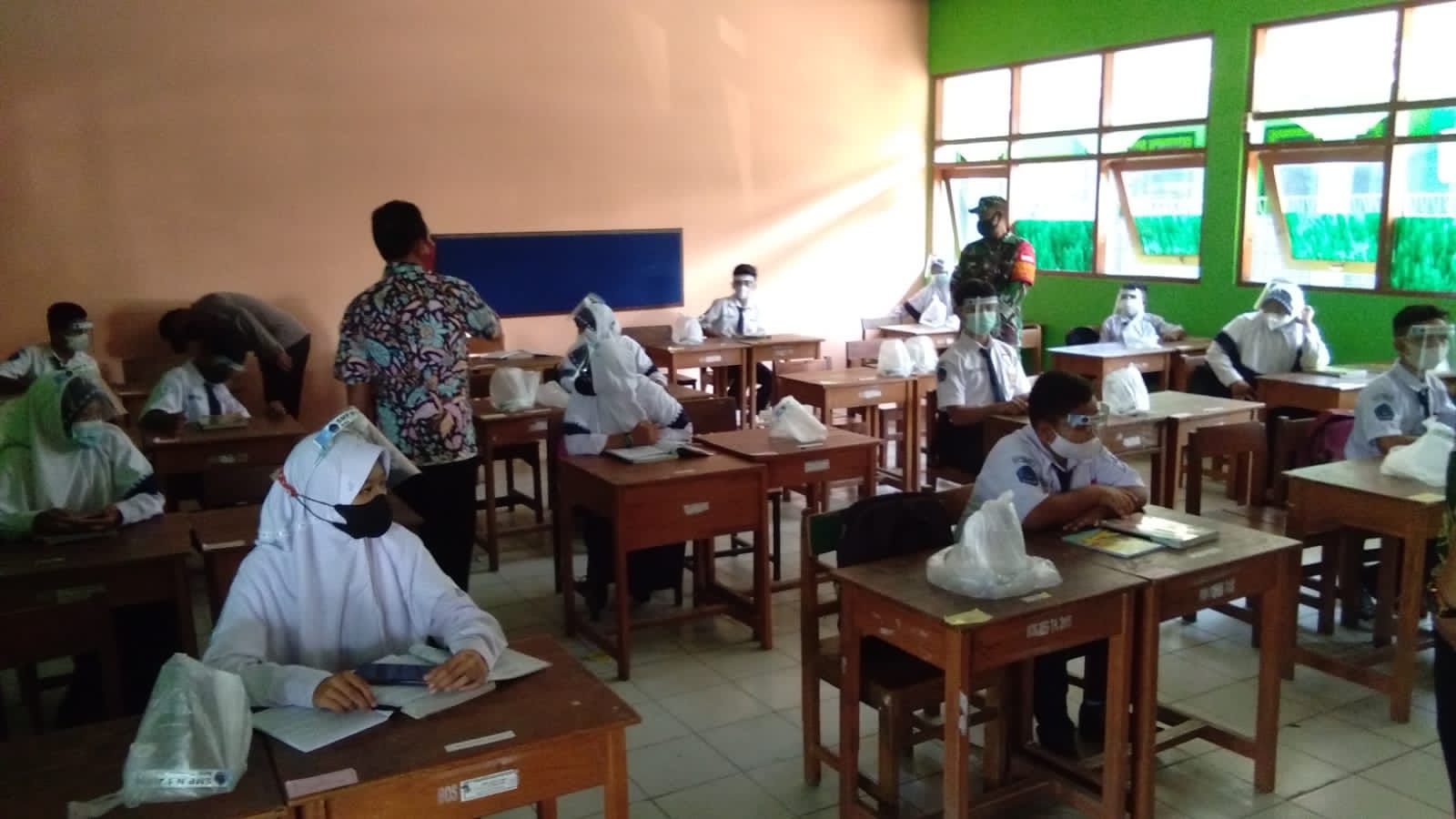 TNI Polri Bersama Tim Satgas Covid-19 Pantau PTM Di Sekolah