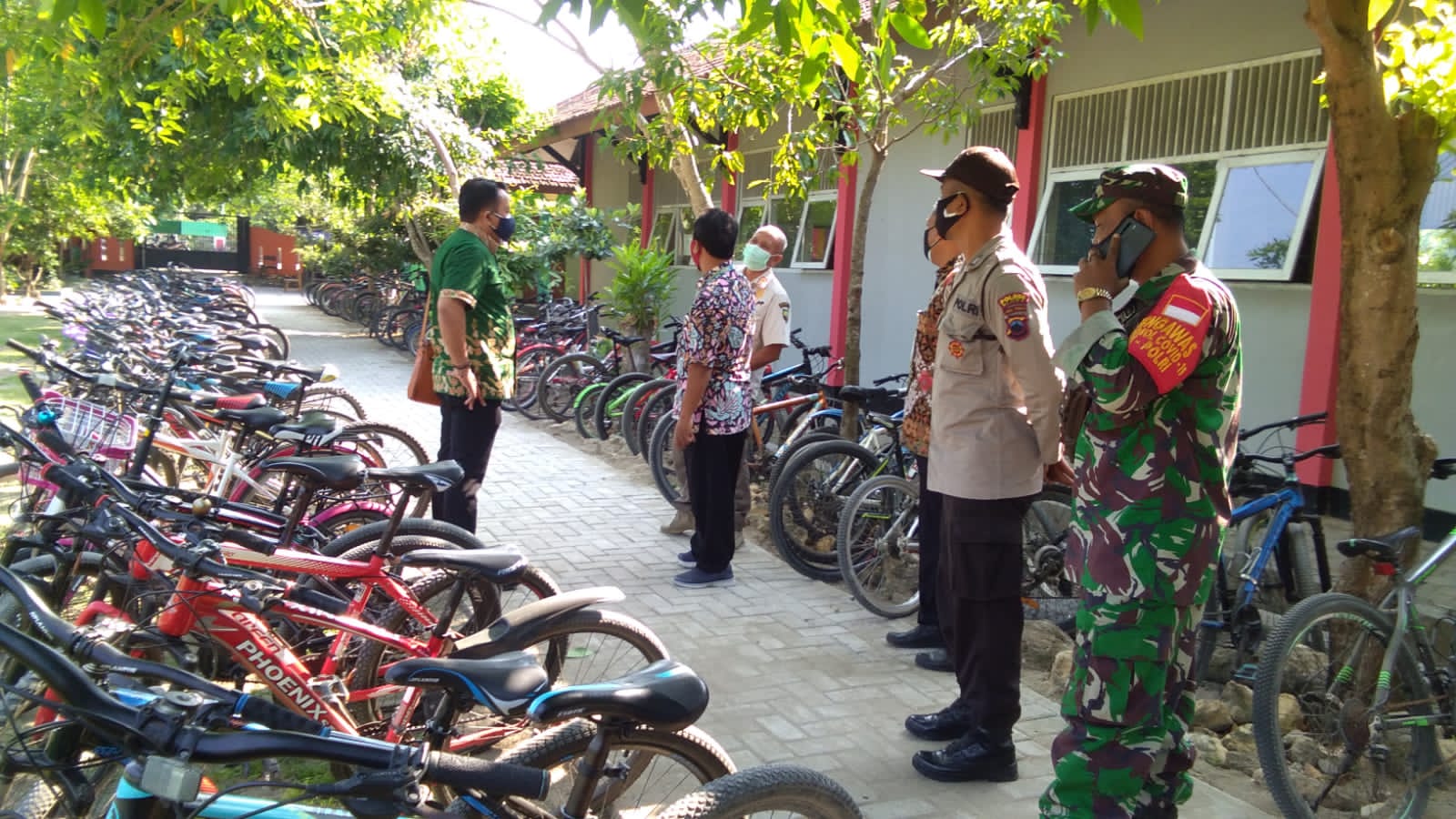 TNI Polri Bersama Tim Satgas Covid-19 Pantau PTM Di Sekolah