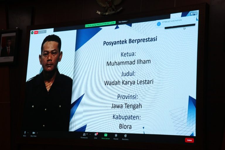 Bhabinkamtibmas Desa Sumber Polsek Kradenan Polres Blora Polda Jawa Tengah Briptu Aris Fudiansyah bersama Babinsa Koramil Kradenan Sertu Suhardi melaksanakan pemantauan pembagian Bantuan Langsung Tunai Dana Desa (BLT DD) TA 2021, bertempat di Balai Desa Sumber, Jumat, (10/9/2021).