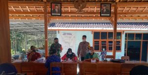 Bhabinkamtibmas Desa Sumber Polsek Kradenan Polres Blora Polda Jawa Tengah Briptu Aris Fudiansyah bersama Babinsa Koramil Kradenan Sertu Suhardi melaksanakan pemantauan pembagian Bantuan Langsung Tunai Dana Desa (BLT DD) TA 2021, bertempat di Balai Desa Sumber, Jumat, (10/9/2021).