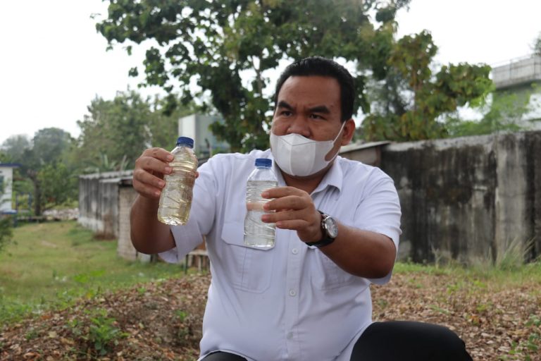 Bupati Blora mengambil sampel air sungai di lokasi yang berbeda untuk kemudian uji klinis di laboratorium, Minggu (12/9/2021).