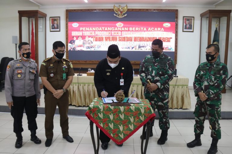 Dandim 0721 Blora melakukan penandatanganan berita acara serah terima Program TMMD Sengkuyung Tahap III TA 2021 yang akan diselenggarakan di Desa Plantungan, Kecamatan/melakukan penandatanganan berita acara serah terima Program TMMD Sengkuyung Tahap III TA 2021 yang akan diselenggarakan di Desa Plantungan, Kecamatan/Kabupaten Blora.