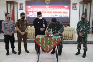 Dandim 0721 Blora melakukan penandatanganan berita acara serah terima Program TMMD Sengkuyung Tahap III TA 2021 yang akan diselenggarakan di Desa Plantungan, Kecamatan/melakukan penandatanganan berita acara serah terima Program TMMD Sengkuyung Tahap III TA 2021 yang akan diselenggarakan di Desa Plantungan, Kecamatan/Kabupaten Blora.