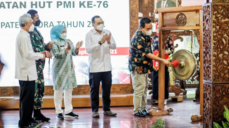 Bupati Arief Rohman mengukuhkan Kepala Kepolisian Resor (Kapolres) Blora, AKBP. Wiraga Dimas Tama sebagai Ketua Umum Bulan Dana PMI Tahun 2021, pada Kamis (16/9/2021).