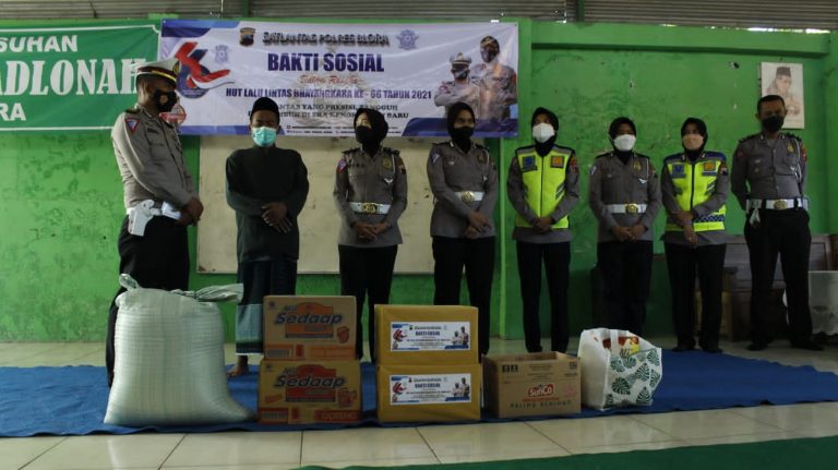 Satlantas Polres Blora Polda Jawa Tengah berbagi bakti sosial di Panti Asuhan Darul Hadlonah, pada Sabtu (18/9/2021).