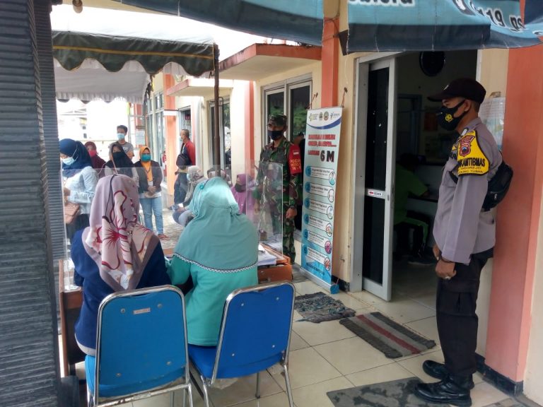 Polsek Kedungtuban Polres Blora Polda Jawa Tengah bersama Koramil Kedungtuban intensif melakukan pemantauan kegiatan vaksinasi Covid-19 di wilayah setempat, Jumat (24/9).