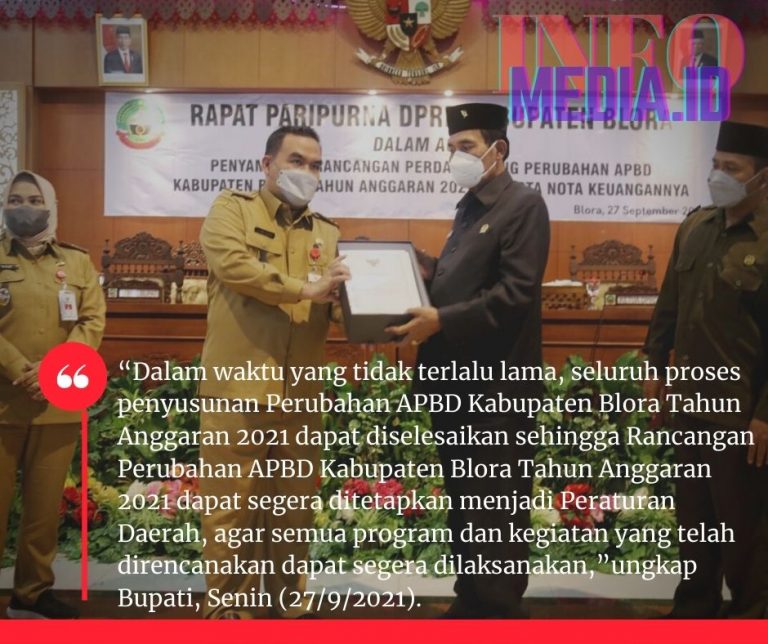 Bupati Arief Rohman didampingi Wakil Bupati Tri Yuli Setyowati mengikuti Rapat Paripurna DPRD dalam acara Penyampaian Rancangan Perda Tentang Perubahan APBD Kabupaten Blora Tahun Anggaran 2021 Beserta Nota Keuangan di Ruang Sidang Paripurna DPRD Kabupaten Blora, Senin (27/9/2021).
