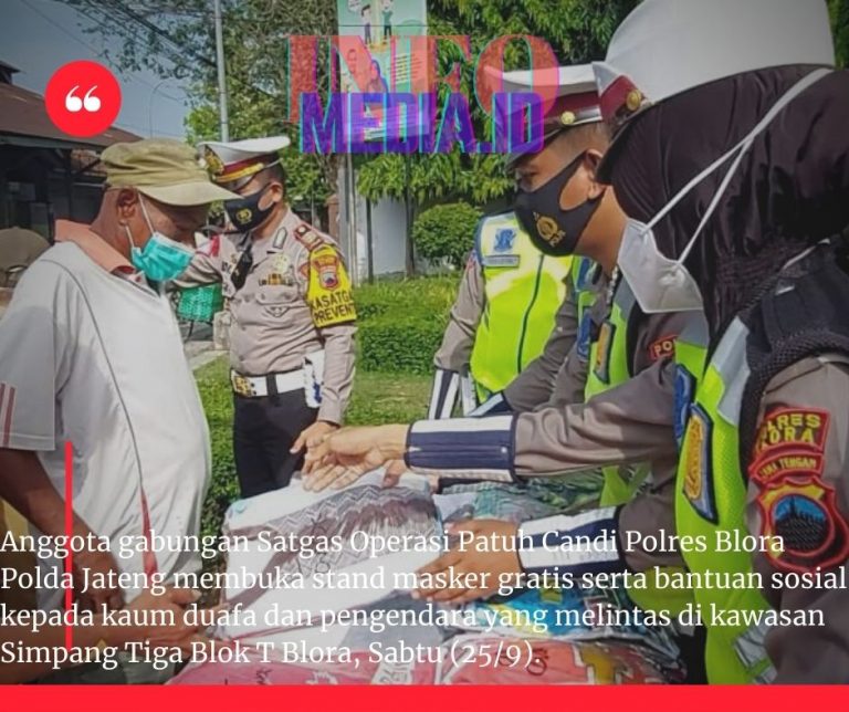 Anggota gabungan Satgas Operasi Patuh Candi Polres Blora Polda Jateng membuka stand masker gratis serta bantuan sosial di kawasan Simpang Tiga Blok T Blora, Sabtu (25/9/).