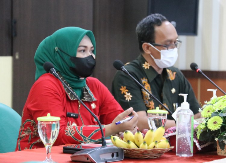 Wakil Bupati Tri Yuli Setyowati, Sekretaris Bappeda Blora Free Bayu Alamanda dan Kepala Subbagian Kerja Sama dan Otonomi Daerah Bagian Pemerintahan Sekretariat Daerah, Soni Supriyanto, saat silaturahmi dan audiensi dengan perguruan tinggi se- Kabupaten Blora, di Ruang Rapat Lantai II Bappeda Blora, Kamis (23/9/2021).