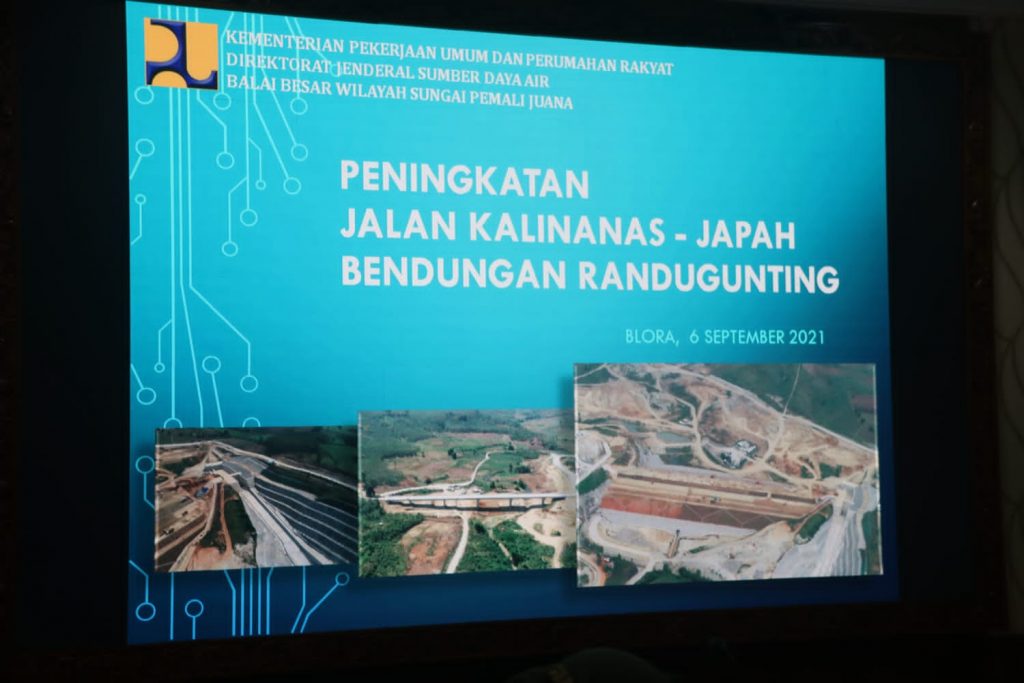 Bupati Blora H. Arief Rohman, S. IP, M. Si bersama Kepala Balai Besar Wilayah Sungai (BBWS) Pemali Juana, Muhammad Adek Rizaldi, pada Senin siang (6/9/2021).