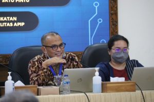 Direktorat Wilayah III Bidang Koordinasi dan Supervisi (Korsup) Komisi Pemberantasan Korupsi (KPK) RI, Uding Juharudin didampingi rekan kerjanya Renta Marito, mengikuti rapat monitoring dan evaluasi capaian pencegahan korupsi tematik Pemerintah Kabupaten Blora, di Ruang Pertemuan Setda Blora, pada Selasa (14/9/2021).