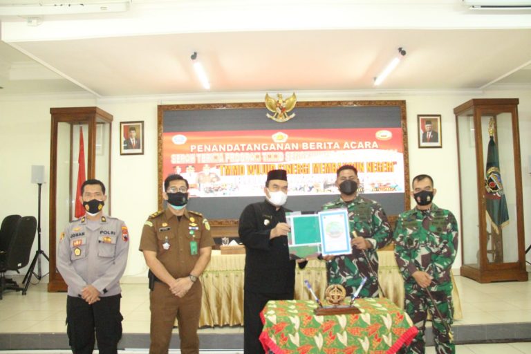Bupati Blora H. Arief Rohman, S. IP, M. Si, bersama Dandim 0721/Blora Letkol Andy Soelistyo Kurniawan Putro, S. Sos, M. Tr (Han), penandatanganan berita acara serah terima TMMD Sengkuyung Tahap III Tahun 2021, di ruang pertemuan Setda Blora, pada Rabu (15/9/2021).