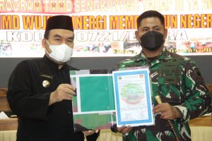Bupati Blora H. Arief Rohman, S. IP, M. Si, bersama Dandim 0721/Blora Letkol Andy Soelistyo Kurniawan Putro, S. Sos, M. Tr (Han), penandatanganan berita acara serah terima TMMD Sengkuyung Tahap III Tahun 2021, di ruang pertemuan Setda Blora, pada Rabu (15/9/2021).