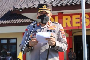 Kapolres Blora saat memimpin Apel Gelar Pasukan Operasi Patuh Candi 2021 di halaman Mapolres Blora Polda Jateng, pada Senin (20/9/2021).