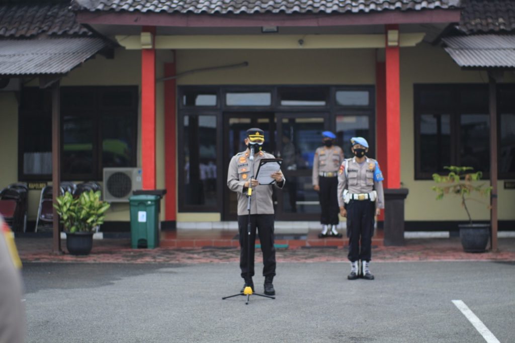 Wakapolres Blora, Kompol Christian Chrisye Lolowang saat memimpin apel perdana di halaman Mapolres Blora Polda Jateng, Rabu (22/9).