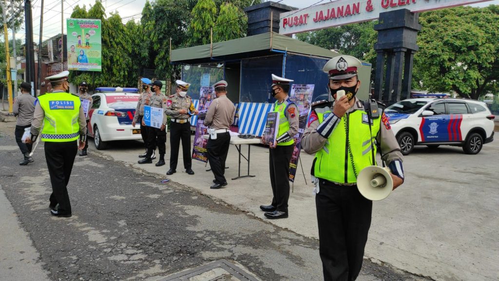 Tim Satuan Tugas (Satgas) Operasi Patuh Candi 2021 Polres Blora, saat melakukan kegiatan simpatik kepada masyarakat, di kawasan Simpang 3 Blok T, pada Rabu (22/9).