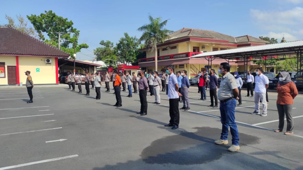 Hadir dalam apel tersebut para Kabag, Kasat, Kasi, Perwira Staf serta anggota dan PNS Polres Blora, di halaman belakang Mapolres Blora, Kamis, (23/9/2021).