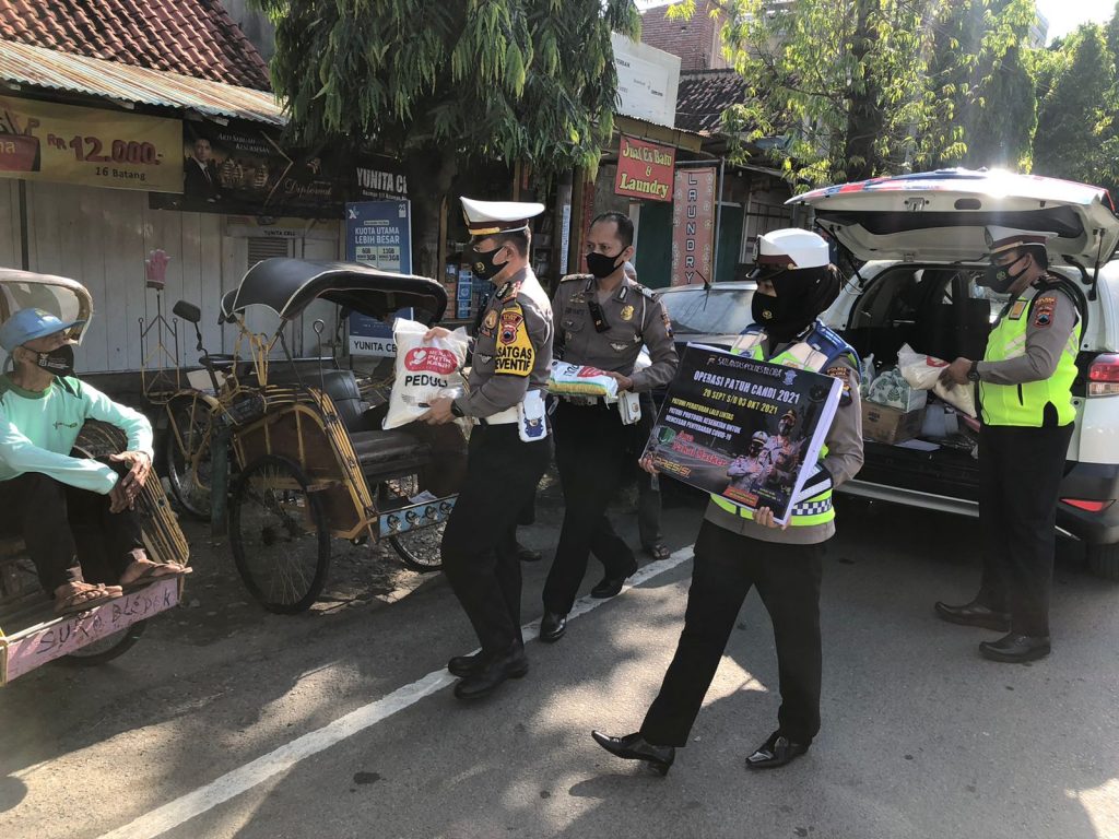 Satgas Operasi Patuh Candi 2021 Ppolres Blora Polda Jateng salurkan paket sembako kepada kaum duafa di wilayah Kecamatan Blora. Sambil melaksanakan patroli mobiling sasaran bansos tersebut adalah para tukang parkir, tukang becak, tukang sapu dan kaum duafa lainnya yang ditemui saat patroli, Kamis (23/9).
