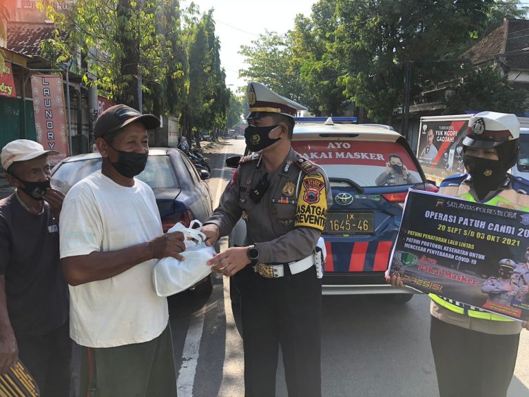 Memasuki hari ke empat Operasi Patuh Candi 2021, Anggota Polres Blora yang tergabung dalam Satgas Operasi Patuh Candi 2021 melaksanakan bantuan sosial pembagian paket sembako kepada para kaum duafa di wilayah Kecamatan Blora, Kamis (23/9).