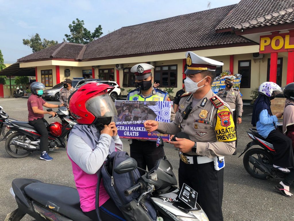 Tim patroli gabungan Satgas Ops Patuh Candi 2021 Polres Blora, melaksanakan patroli kamtibmas dan membagikan paket sembako maupun masker kepada pengendara motor, pengayuh becak di kawasan Jalan Raya Blora Cepu, tepatnya di sekitaran Simpang Empat Seso, Blora, pada Jumat (24/9).