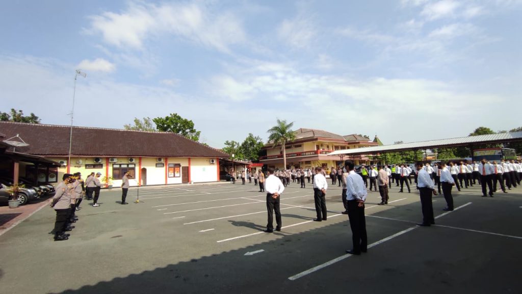 Anggota Polres Blora Polda Jateng saat mengikuti apel pagi di halaman belakang Mapolres Blora, pada Senin (27/9/2021).