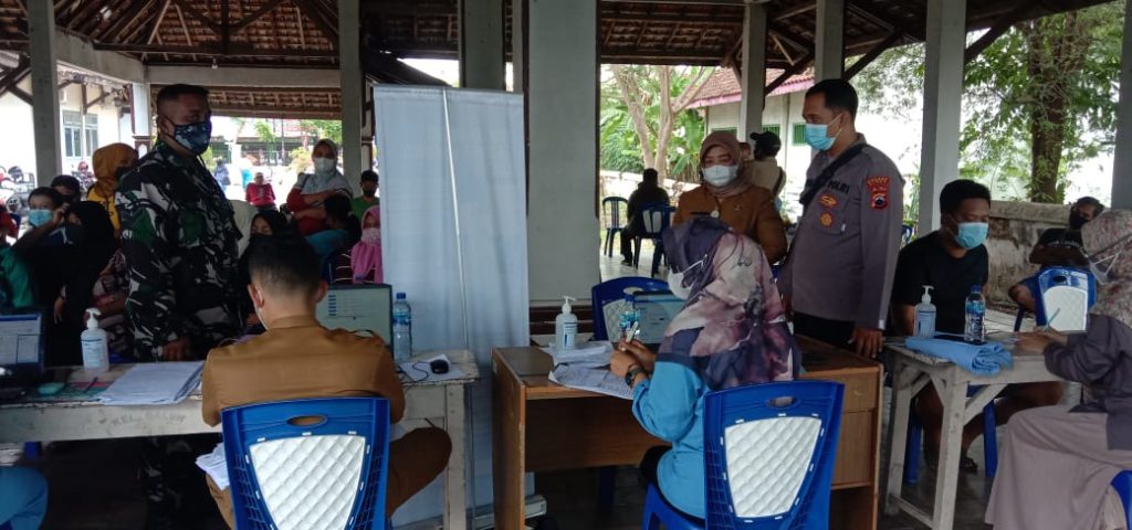 Petugas gabungan yang terdiri dari anggota Polsek Cepu Polres Blora Polda Jawa Tengah bersama anggota Koramil Cepu dan Satpol PP melaksanakan pengamanan kegiatan vaksinasi yang digelar di Balai Kelurahan Balun, Kecamatan Cepu Kabupaten Blora, pada Senin (27/9/2021).