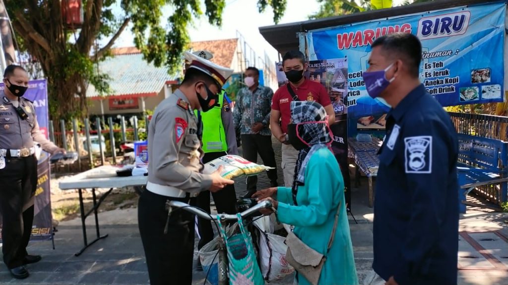 Satgas Operasi Patuh Candi 2021, Polres Blora Polda Jawa Tengah saat membagikan bantuan sembako kepada masyarakat dan masker gratis di kawasan Pasar Pon atau pasar hewan Kabupaten Blora, pada Rabu (29/9/2021).