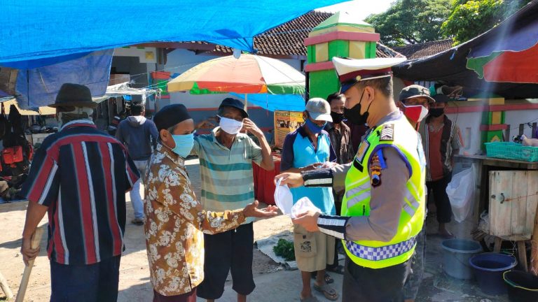 Polres Blora Polda Jawa Tengah melalui Satgas Operasi Patuh Candi 2021 yang dipimpin oleh Kasat Lantas AKP Edi Sukamto membuka gerai masker gratis dan bakti sosial di kawasan Pasar Pon atau pasar hewan Kabupaten Blora, pada Rabu (29/9/2021).