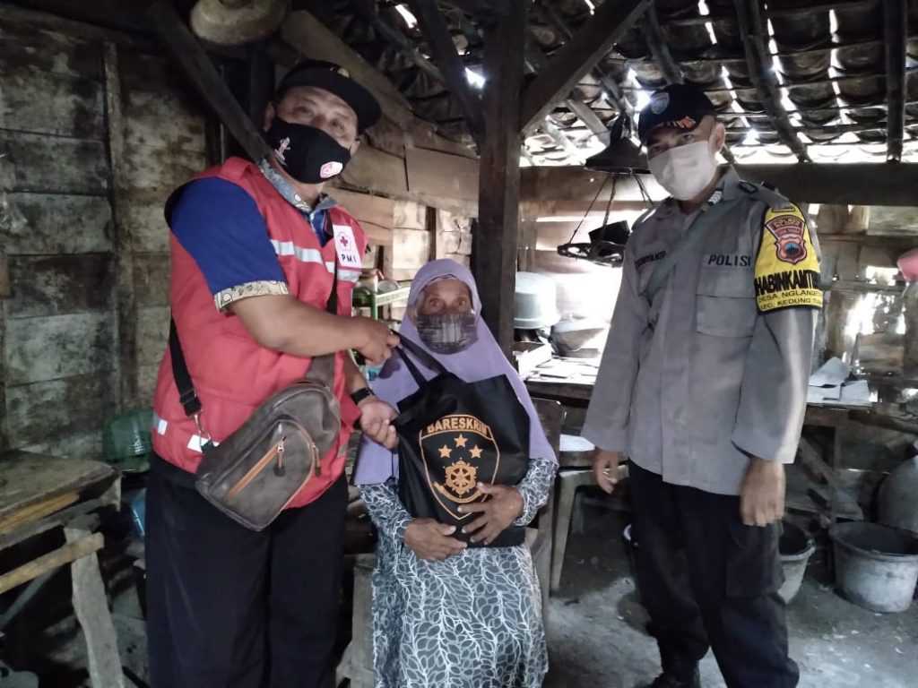 Polsek Kedungtuban Polres Blora Polda Jateng salurkan bansos dari Kabareskrim Polri, Komjen Agus Andrianto,SH,MH secara door to door di Desa Nglandeyan Kecamatan Kedungtuban Kabupaten Blora, pada Rabu (29/9).