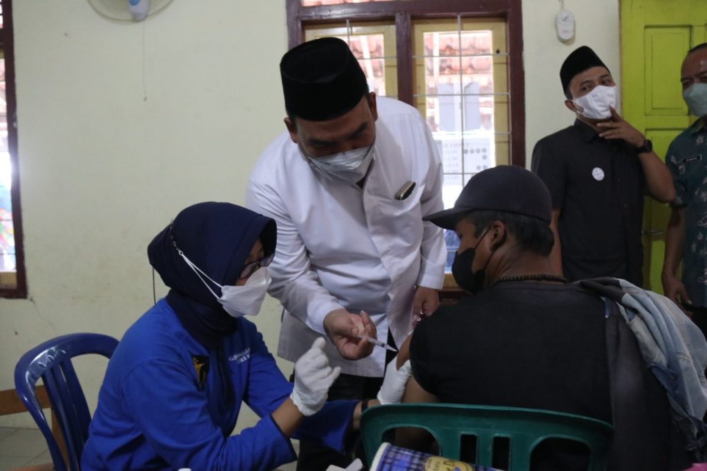 Bupati Arief saat meninjau pelaksanaan gerakan bhakti sosial vaksinasi Covid-19 di halaman SD Negeri 1 Turirejo Kecamatan Jepon, yang diselenggarakan oleh PETANESIA dan bekerjasama dengan TNI POLRI, pada Kamis siang (30/9).