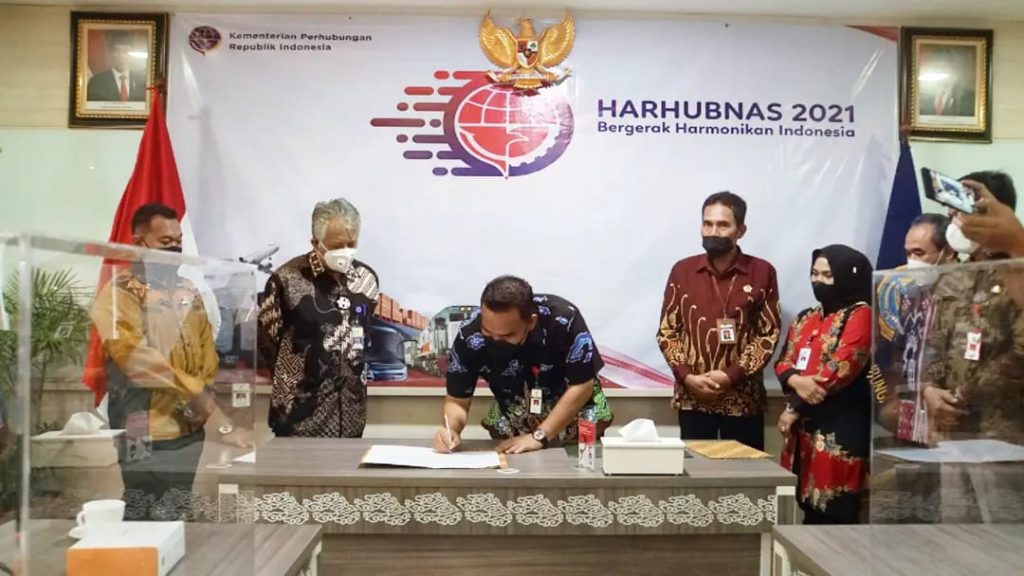 Penandatanganan berita acara penyerahan sertifikat tanah perluasan lahan Bandara Ngloram dari Pemkab Blora kepada Ditjen Perhubungan Udara. Yang dilakukan oleh Bupati Arief Rohman kepada Sesditjen Perhubungan Udara, Nur Isnin Istiartono, pada Jumat (1/10/2021).