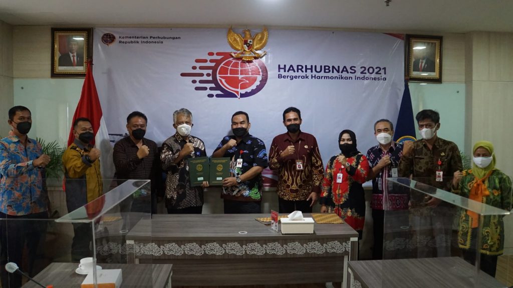 Bupati Blora, H. Arief Rohman, S.IP., M.Si., didampingi Wakil Bupati Tri Yuli Setyowati, ST., MM., mengikuti rapat koordinasi pengembangan dan percepatan operasional Bandara Ngloram di Kementerian Perhubungan (Kemenhub) RI, Jl. Medan Merdeka Barat no. 8 Jakarta, Jumat (1/10/2021).