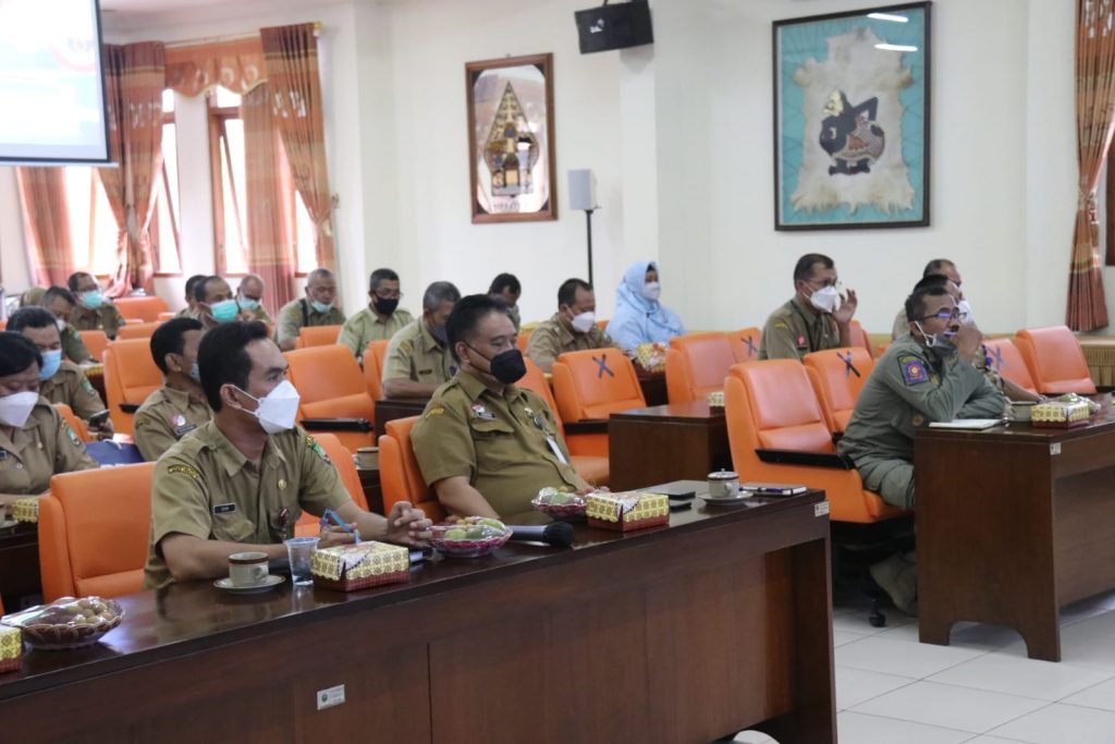 Bupati Arief Rohman saat memimpin rapat Evaluasi Pengendalian Covid-19 dan Percepatan Cakupan Vaksinasi Kabupaten Blora di Aula Setda Blora, Senin (4/10).