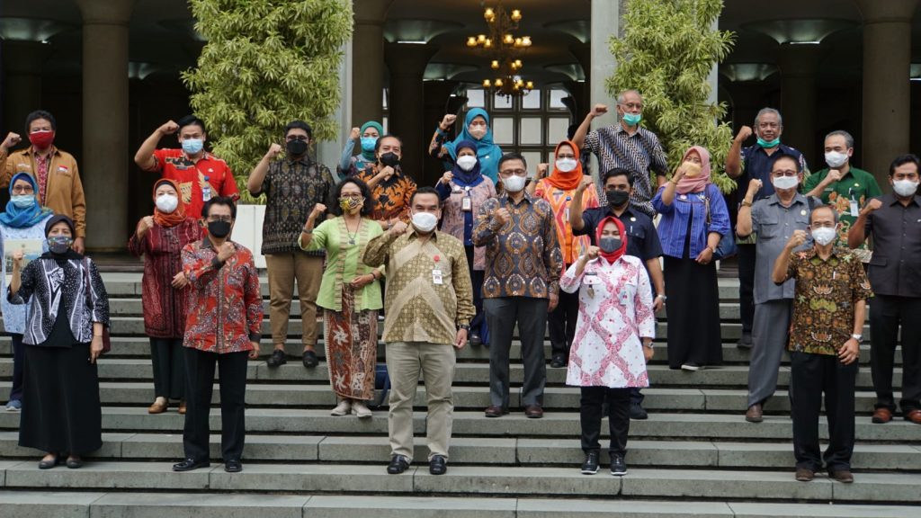 Penandatanganan MoU, Bupati Arief bersama Wakil Rektor UGM dan Direktur Utama PT. ABGS, di beranda Balairung UGM Yogyakarta, dihadiri pula Wakil Bupati Blora, Sekda, Ketua DPRD, Plt. Kepala Bappeda, Kepala Dinas Pertanian, Kepala Dinas Peternakan dan Perikanan, dan jajaran PT. ABGS, pada Selasa (5/10).