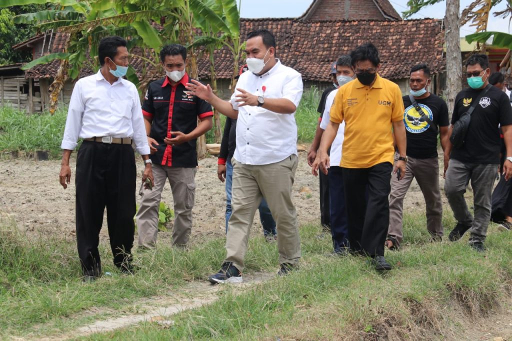Bupati Arief Rohman bersama UGM dan ABGS, saat berkunjung di Desa Megeri Kecamatan Kradenan, pada Rabu (6/10).