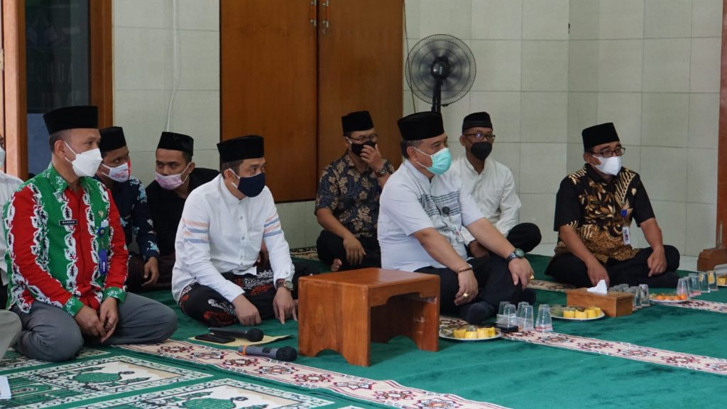 Launching Khotmil Qur’an di Masjid At-Taubah Setda Kabupaten Blora, dihadiri pula oleh Sekda Komang Gede Irawadi, SE., M.Si, para Asisten Sekda, Kepala Bagian, dan Kasubag, pada Jumat (8/10).