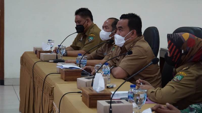 Rapat Koordinasi (Rakor) Penanganan Pandemi Covid-19 tingkat Provinsi Jawa Tengah, diikuti oleh Bupati Blora Arief Rohman, Wakil Bupati Tri Yuli Setyowati, perwakilan Forkopimda, Sekda, Asisten Pemerintahan dan Kesra, Kepala Dinas Kesehatan, OPD terkait lainnya, di Ruang Pertemuan Setda Kabupaten Blora, pada Senin (11/10).